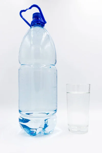 Botella Agua Plástico Completo Vaso Agua Vidrio Sobre Fondo Blanco —  Fotos de Stock