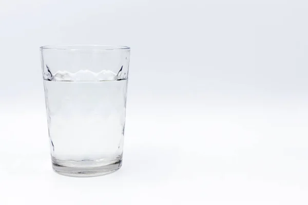 Verre Transparent Avec Eau Sur Fond Blanc — Photo