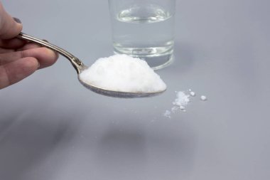 Tedavi için şeffaf cam ve beyaz sorbent toz, zehirlenme için yutma, alerji