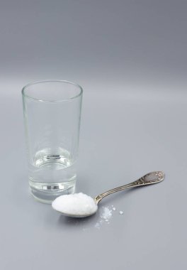Tedavi için şeffaf cam ve beyaz sorbent toz, zehirlenme için yutma, alerji