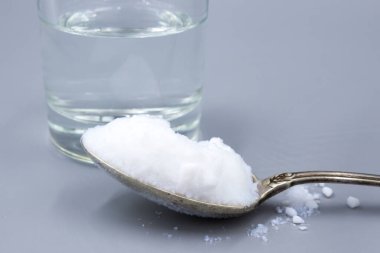 Tedavi için şeffaf cam ve beyaz sorbent toz, zehirlenme için yutma, alerji