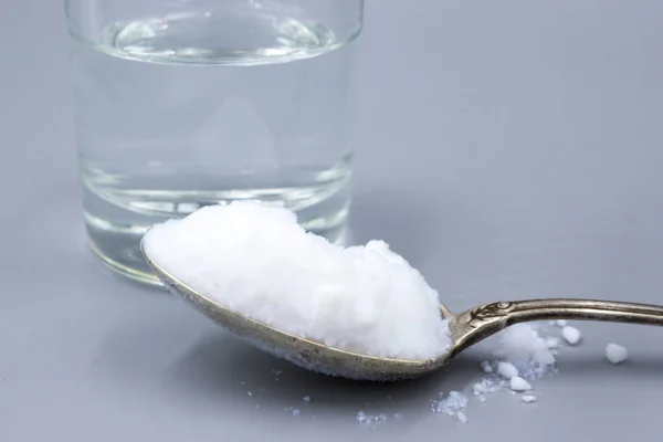 Tedavi için şeffaf cam ve beyaz sorbent toz, zehirlenme için yutma, alerji