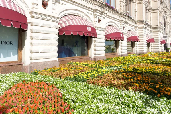 ロシア モスクワ 2020年7月21日 毎年恒例の花祭りであるGum付近の通りの花の装飾 — ストック写真