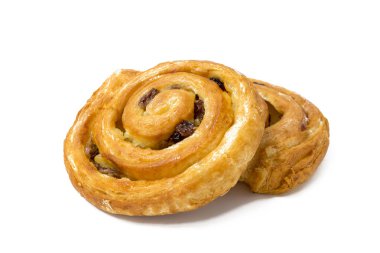 Beyaz arka planda kuru üzümlü tatlı yuvarlak çörekler.