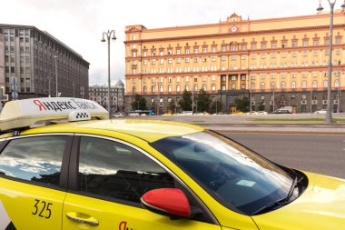 Rusya, Moskova, 21 Temmuz 2020: FSB karargahı ve Lubyanka Meydanı 'ndaki bağlı cezaevi. Ücretsiz taksi bekliyor..