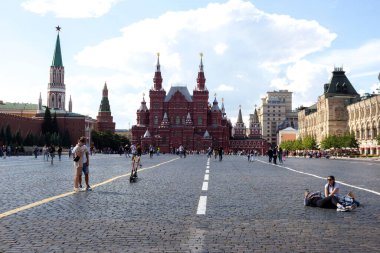 Rusya, Moskova, 21 Temmuz 2020 Kızıl Meydan, Tarihi Müze, Kremlin ve Sakız Mağazası. İnsanlar yürür. Birkaç Rus ziyaretçi. Ülke covid salgını nedeniyle yabancı turizme kapalı durumda.