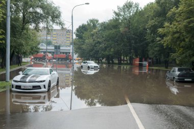 Rusya, Moskova-27 Temmuz 2020: Şiddetli yağmurlar nedeniyle, Yauza nehri kıyılarını taşırdı. Yaya ve otomobil yolları sular altında kaldı.