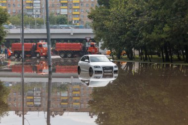 Rusya, Moskova-27 Temmuz 2020: Şiddetli yağmurlar nedeniyle, Yauza nehri kıyılarını taşırdı. Yaya ve otomobil yolları sular altında kaldı.