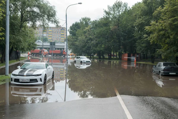 Rusya, Moskova-27 Temmuz 2020: Şiddetli yağmurlar nedeniyle, Yauza nehri kıyılarını taşırdı. Yaya ve otomobil yolları sular altında kaldı.