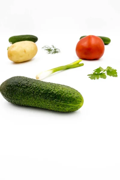 白の背景に新鮮な野菜 フラットレイ ジャガイモ ディル トマト パセリ 健康食品 ビーガンフード — ストック写真