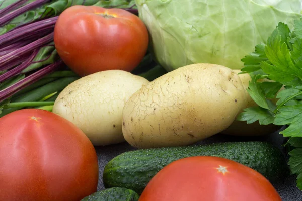 灰色のワークトップ上の新鮮な野菜 クローズアップ ジャガイモ ディル トマト パセリ 健康食品 ビーガンフード — ストック写真