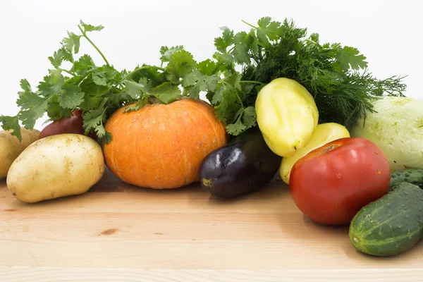 木製のまな板上の新鮮な野菜 クローズアップ カボチャ ジャガイモ ディル トマト パセリ 健康食品 ビーガンフード — ストック写真