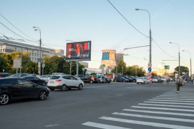 Rusya, Moskova, 18 Ağustos 2020: Volgograd Caddesi (Volgogradsky Prospect, akşam trafik sıkışıklığı