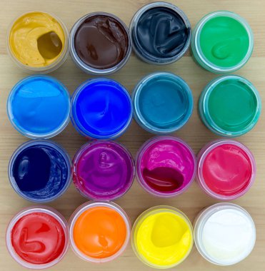 Gouache tahta bir masaya resim çizer. Üst Manzara. kare formatı. Okula dönelim. Yaratıcı bir geçmiş. Resim sanatı konsepti. Resim hobisi.