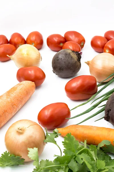 白の背景に新鮮な野菜 クローズアップ ビート コリアンダー トマト 玉ねぎ ニンジン ニンジン 健康食品 ビーガンフード — ストック写真