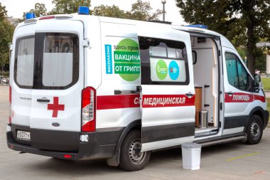Moskova, Rusya - 13 Eylül 2020: Acil tıbbi servis. Gribe karşı bedava aşı. Modern ambulans arabası Mercedes-Benz VDNH 'de.. 
