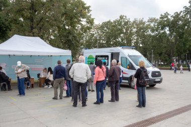 Moskova, Rusya - 13 Eylül 2020: Acil tıbbi servis. Gribe karşı bedava aşı. Modern ambulans arabası Mercedes-Benz VDNH 'de.. 