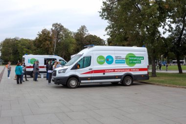 Moskova, Rusya - 13 Eylül 2020: Acil tıbbi servis. Gribe karşı bedava aşı. Modern ambulans arabası Mercedes-Benz VDNH 'de.. 