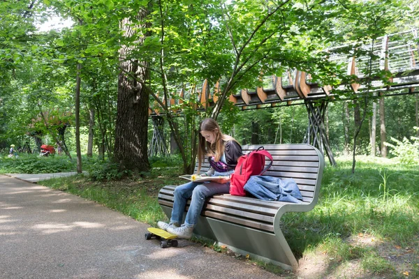 Девочка Подросток Читает Книгу Скамейке Городском Парке — стоковое фото