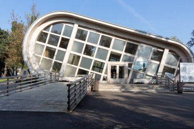 Rusya, Moskova, 25 Eylül 2020: Bina VDNKH Parkı 'nda yer almaktadır