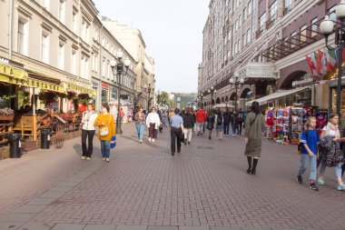 Rusya, Moskova, Ekim 02, 2020: Arbat Caddesi. Tarihi şehir merkezi, yaya, turist sokağı.