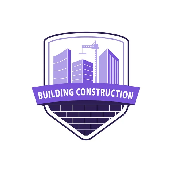 Construction concept de l'industrie du travail. Logo bâtiment en violet. Bâtiments de grande hauteur, grue de construction sur fond de brique. Vecteur de stock. Illustration vectorielle EPS10 . — Image vectorielle