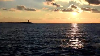 Güneşin hızlı hareketi. Sochi Limanı gün batımı. Hızlandırılmış