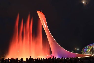 Soçi, Rusya, 26 Mayıs 2018. Bedava gösteri şarkı çeşmeler Olimpiyat parkta yüzlerce seyirci toplar. Uzun pozlama