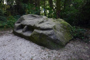 Büyük Kraliyet taş tahta. Çerkes taş Kudepsta. Bu derinleştirilmesi 500 yıl önce yaptığı inanılıyor. Taş 3000 yıl öncesine ait diğer bilim adamları iddia.