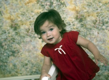 Odada güzel bir küçük kız portresi