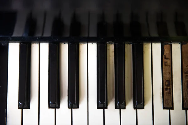 Nycklar Till Ett Gammalt Trasigt Piano Närbild — Stockfoto