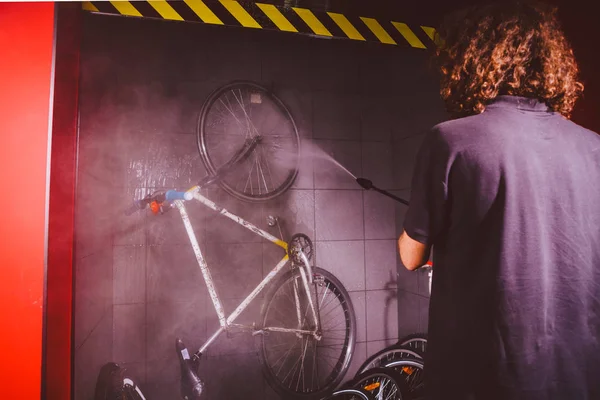 Servicios Lavado Profesional Una Bicicleta Taller Primer Plano Mano Joven — Foto de Stock