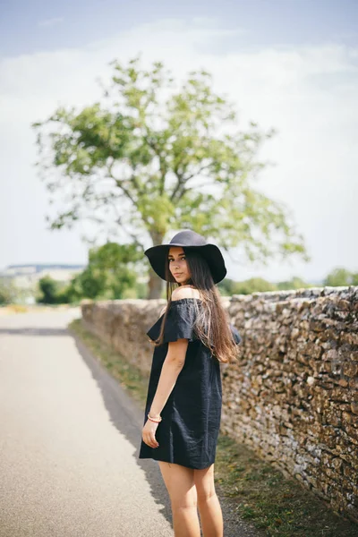 Όμορφη Νεαρή Γυναίκα Σέξι Μοντέλο Μελαχρινή Σκούρα Επιδερμίδα Μαύρο Φόρεμα — Φωτογραφία Αρχείου