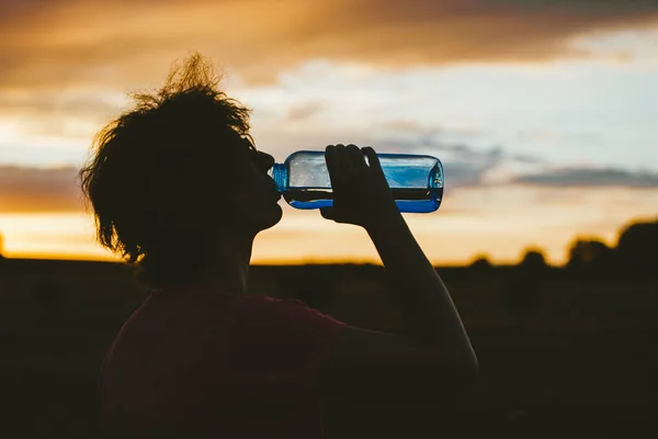 Retrato Uma Silhueta Uma Jovem Turista Bebendo Água Uma Garrafa — Fotografia de Stock
