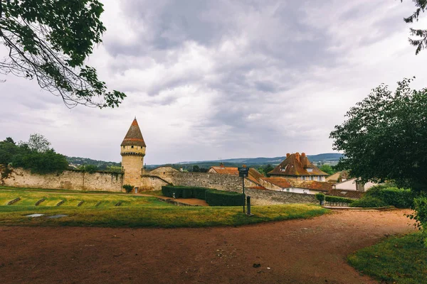 建筑在法国城市克鲁尼的勃艮第地区 修道院和堡垒在市中心在夏天阴雨多云天气 — 图库照片