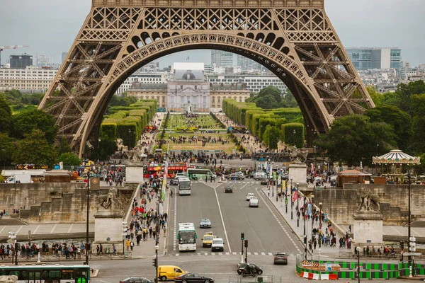 Paris France July 2017 Eiffel Tower Close Road Cars Buses — Stock Photo, Image