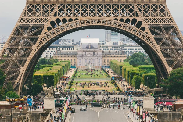 Paříž Francie Července 2017 Eiffelova Věž Detail Silnice Provozem Osobní — Stock fotografie