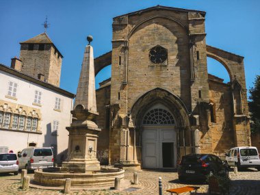 18 Temmuz 2017 Fransa Şehir Cluny, Burgundy bölgesi: eski dar sokak yaz sıcak, güneşli havalarda şehrin merkezi bölümünün.
