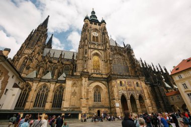 Çek Cumhuriyeti, Prag, 25 Temmuz 2017: Gotik St. Vitus Katedrali mavi gökyüzünde Prague Castle, Prague, Çek Cumhuriyeti ile yakın turist ile bir kare.
