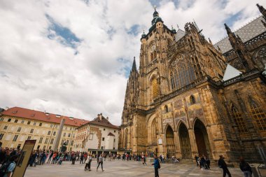 Çek Cumhuriyeti, Prag, 25 Temmuz 2017: Gotik St. Vitus Katedrali mavi gökyüzünde Prague Castle, Prague, Çek Cumhuriyeti ile yakın turist ile bir kare.