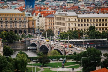 Çek Cumhuriyeti, Prag, 25 Temmuz 2017: Panoramik şehir görüntüsü. Evler ve bulutlu bulutlu hava yaz eski şehir yapılarının kırmızı çatılar.