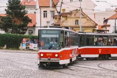 Prag Çek Cumhuriyeti - 25 Temmuz 2017: Kırmızı tramvay antik Prague, Çek Cumhuriyeti başkenti sokaklarında. Avrupa eski şehrin toplu taşıma. Tarihsel dönüm noktası üzerinden yolculuk