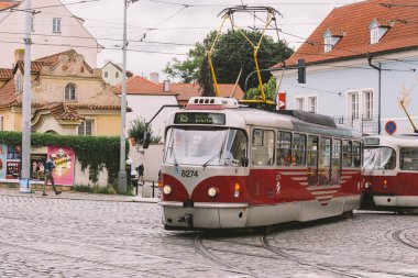 Prag Çek Cumhuriyeti - 25 Temmuz 2017: Kırmızı tramvay antik Prague, Çek Cumhuriyeti başkenti sokaklarında. Avrupa eski şehrin toplu taşıma. Tarihsel dönüm noktası üzerinden yolculuk