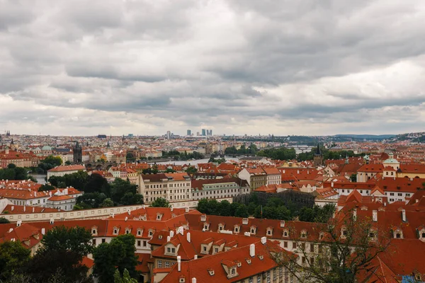 Çek Cumhuriyeti, Prag, 25 Temmuz 2017: Panoramik şehir görüntüsü. Evler ve bulutlu bulutlu hava yaz eski şehir yapılarının kırmızı çatılar.