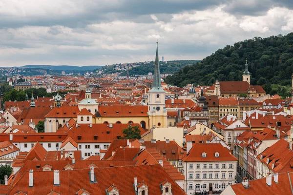 捷克共和国 布拉格 2017年7月25日 城市全景 在夏天多云多云天气的老城市的房子和结构的红色屋顶 — 图库照片