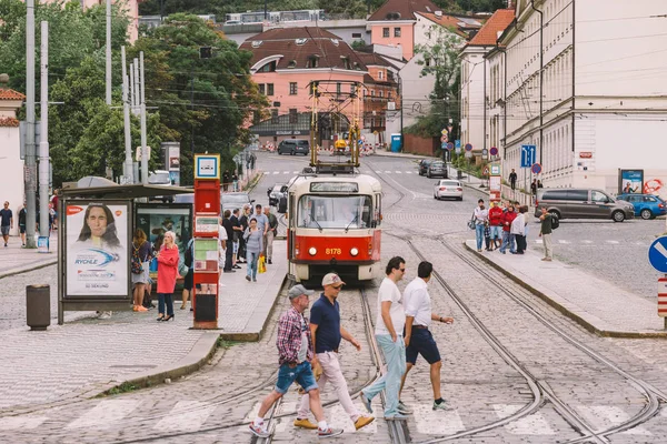 Praga República Checa Julio 2017 Tranvías Rojos Las Antiguas Calles —  Fotos de Stock