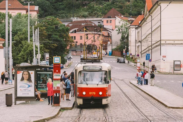 Praga República Checa Julio 2017 Tranvías Rojos Las Antiguas Calles — Foto de Stock