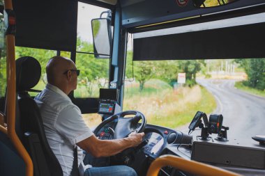 Tema sürücü ve yolcu taşımacılığı meslektir. Bir erkek güneş gözlüğü A sürücüsündeki bir turist bölgesel otobüsü burgundy france bölgesini yaz aylarında sürücüler.