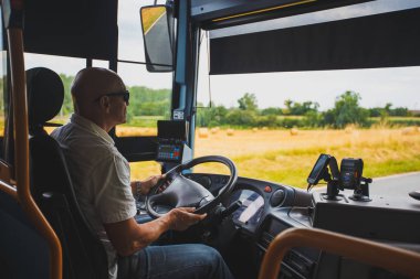 Tema sürücü ve yolcu taşımacılığı meslektir. Bir erkek güneş gözlüğü A sürücüsündeki bir turist bölgesel otobüsü burgundy france bölgesini yaz aylarında sürücüler.