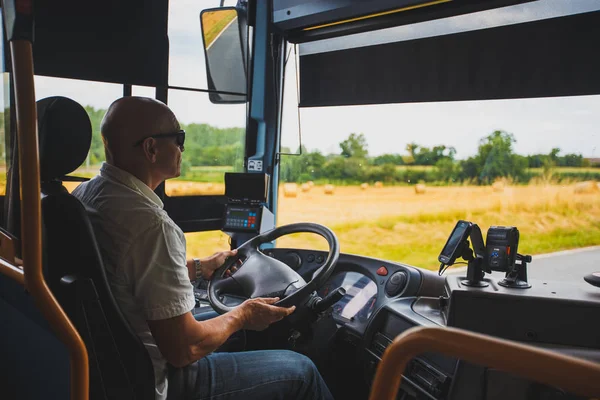 Tema sürücü ve yolcu taşımacılığı meslektir. Bir erkek güneş gözlüğü A sürücüsündeki bir turist bölgesel otobüsü burgundy france bölgesini yaz aylarında sürücüler.